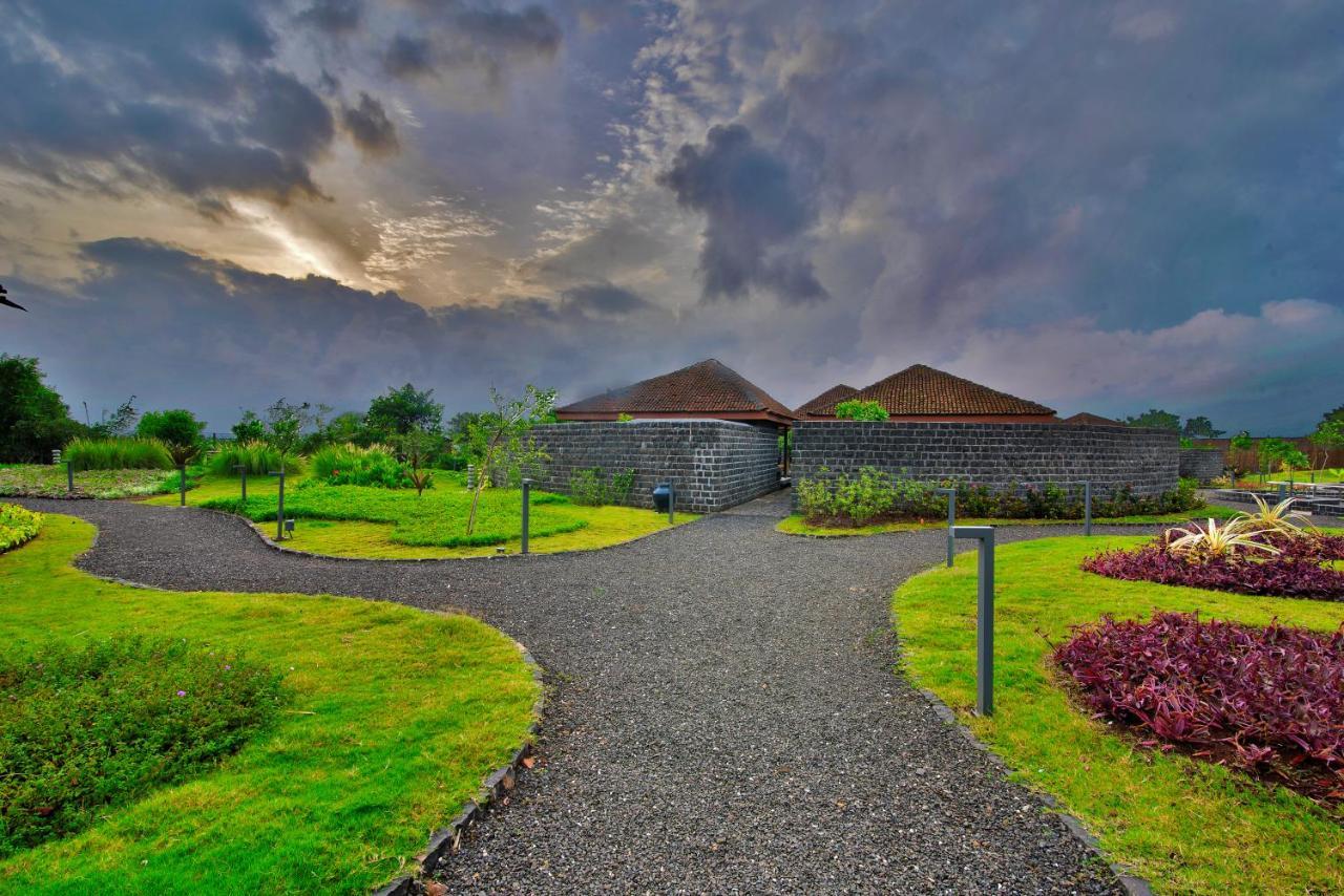 Viveda Wellness Resort ナーシク エクステリア 写真