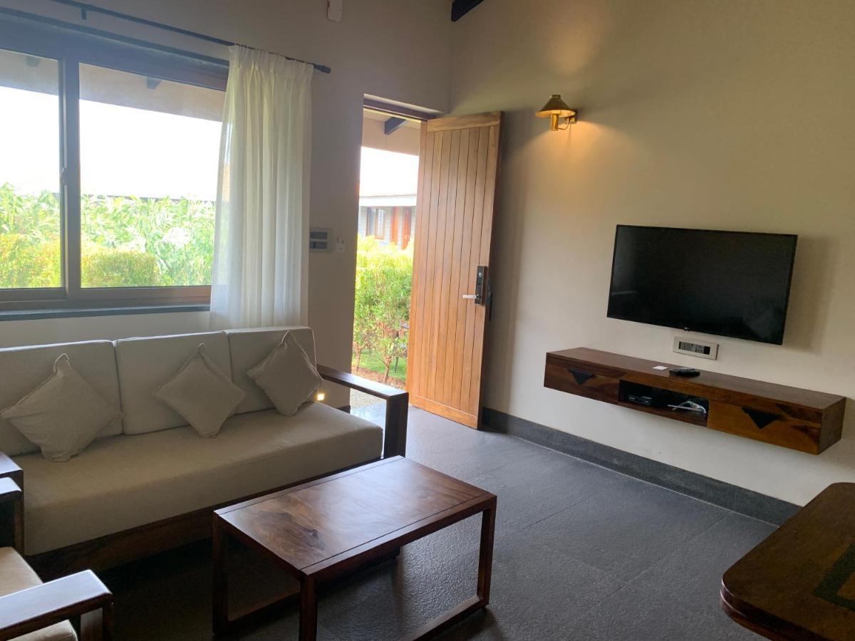 Viveda Wellness Resort ナーシク エクステリア 写真